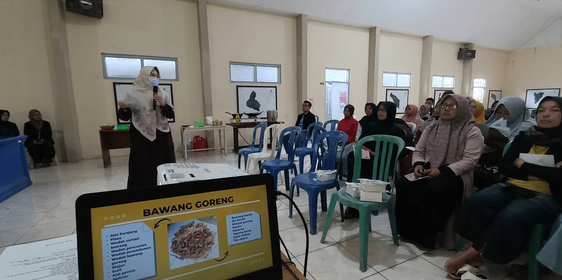 FTP UB Dampingi Warga Tawangsari Olah Produk Bawah Merah